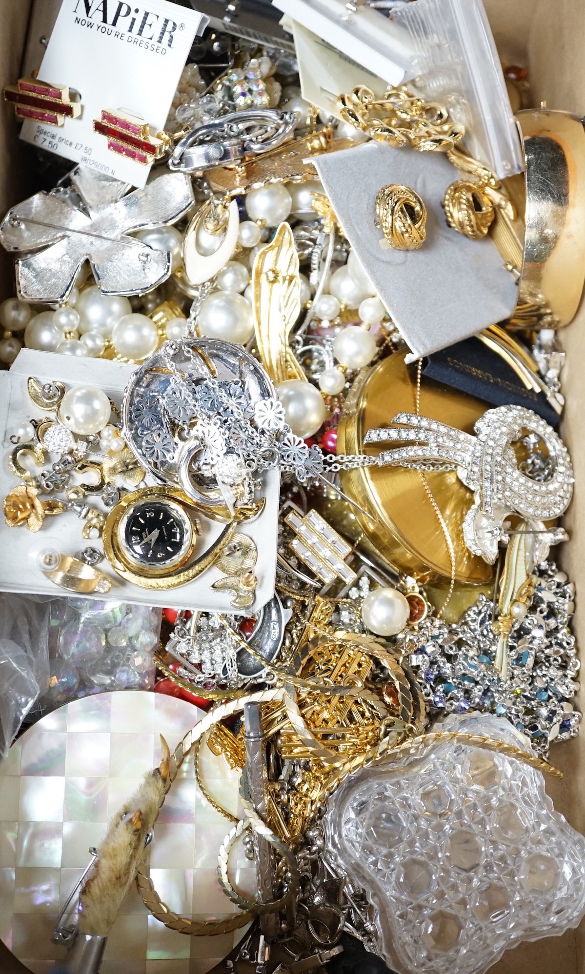 A quantity of assorted jewellery including mainly costume and some silver.